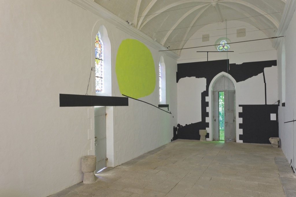 Console le jeu - vue de l’exposition L’art dans les chapelles, Chapelle Saint Jean, Le Sourn, 2011