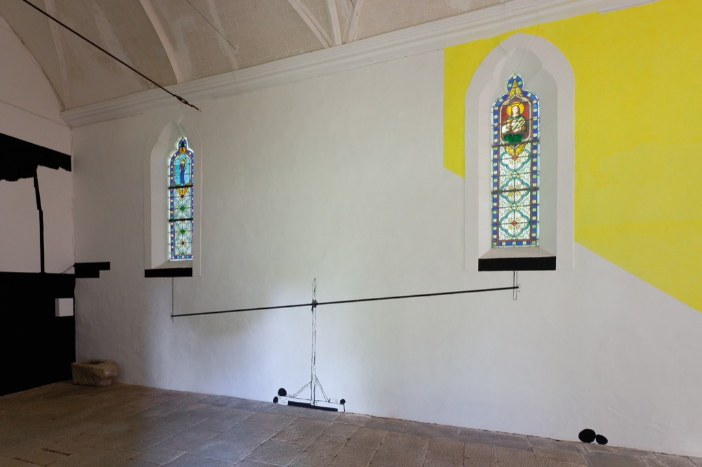 Console le jeu - vue de l’exposition L’art dans les chapelles, Chapelle Saint Jean, Le Sourn, 2011