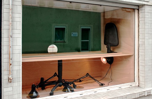 L'organisation du travail, 2011 - Schaufenster 19ème Biennale de Sélestat - bois , chaise de bureau farine, lampe, miroir.