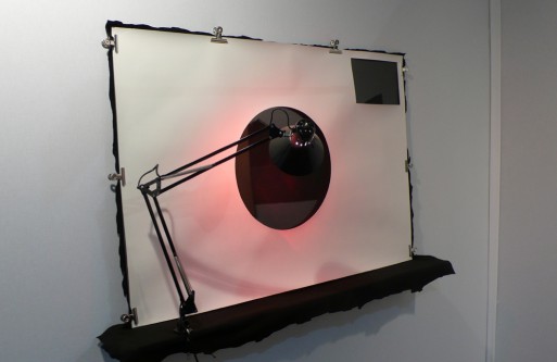 L'appareil photo, 2009 - Papier, polycarbonate, lampe, étagère.